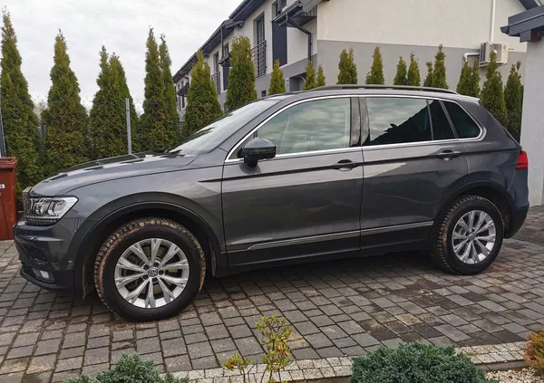 samochody osobowe Volkswagen Tiguan cena 125000 przebieg: 40600, rok produkcji 2019 z Józefów